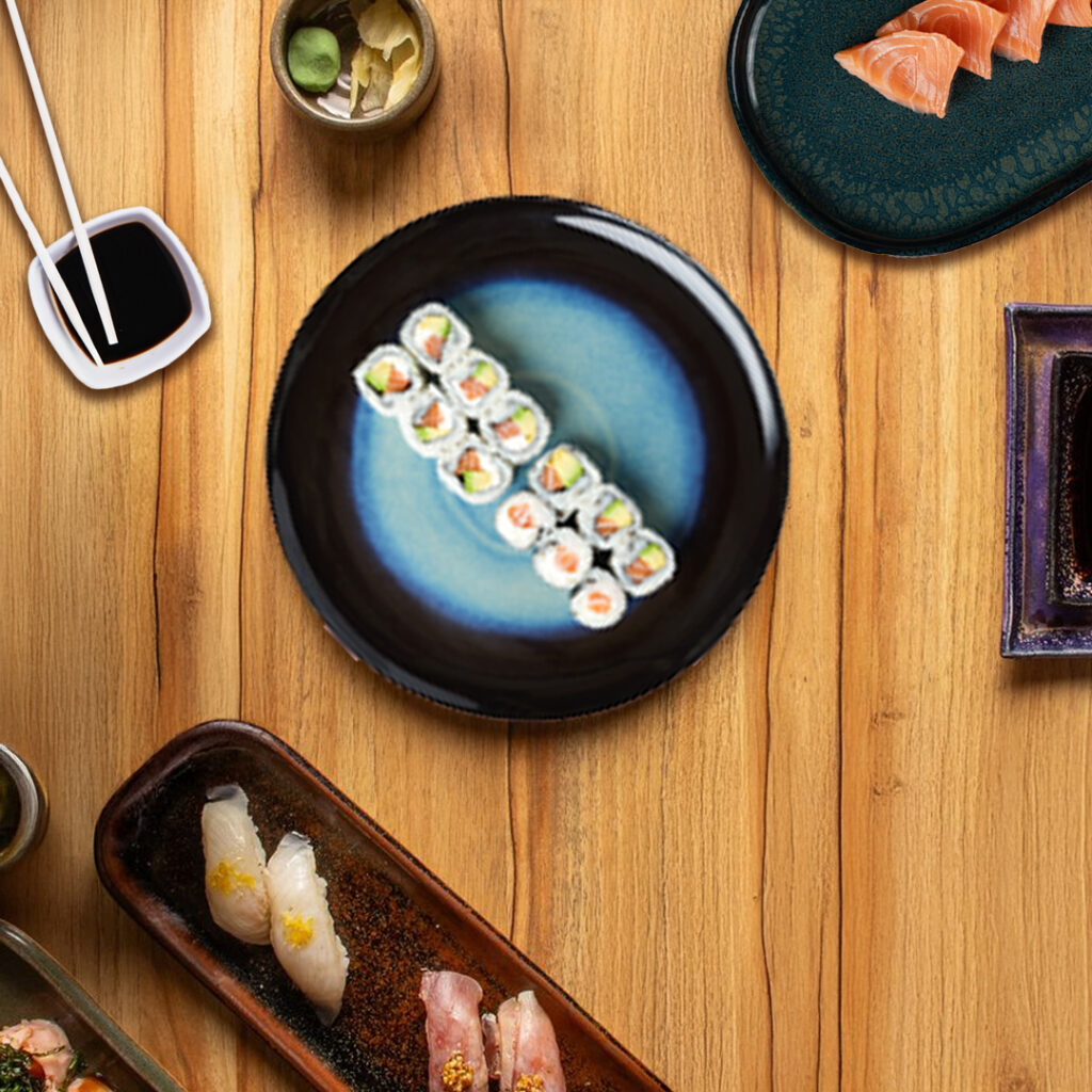 Menu sushis 1 Tastyrice avec makis saumon avocat et accompagnements, présenté sur assiette noire. - Sushi Paris - Sushi Bordeaux