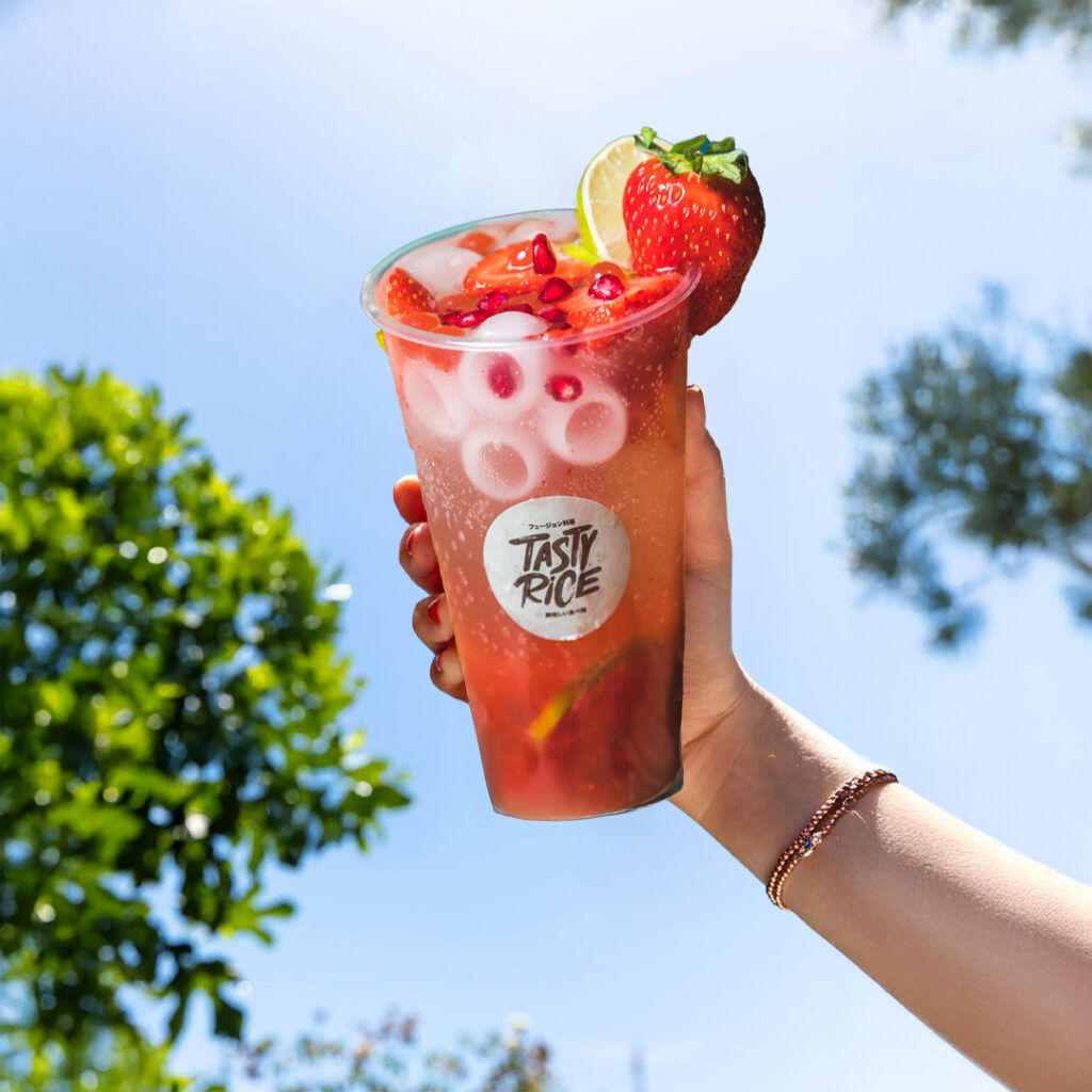 Virgin mojito fraise avec citron vert, fraises et glaçons, boisson fruitée Tastyrice. - Jus frais Paris - Jus frais Bordeaux