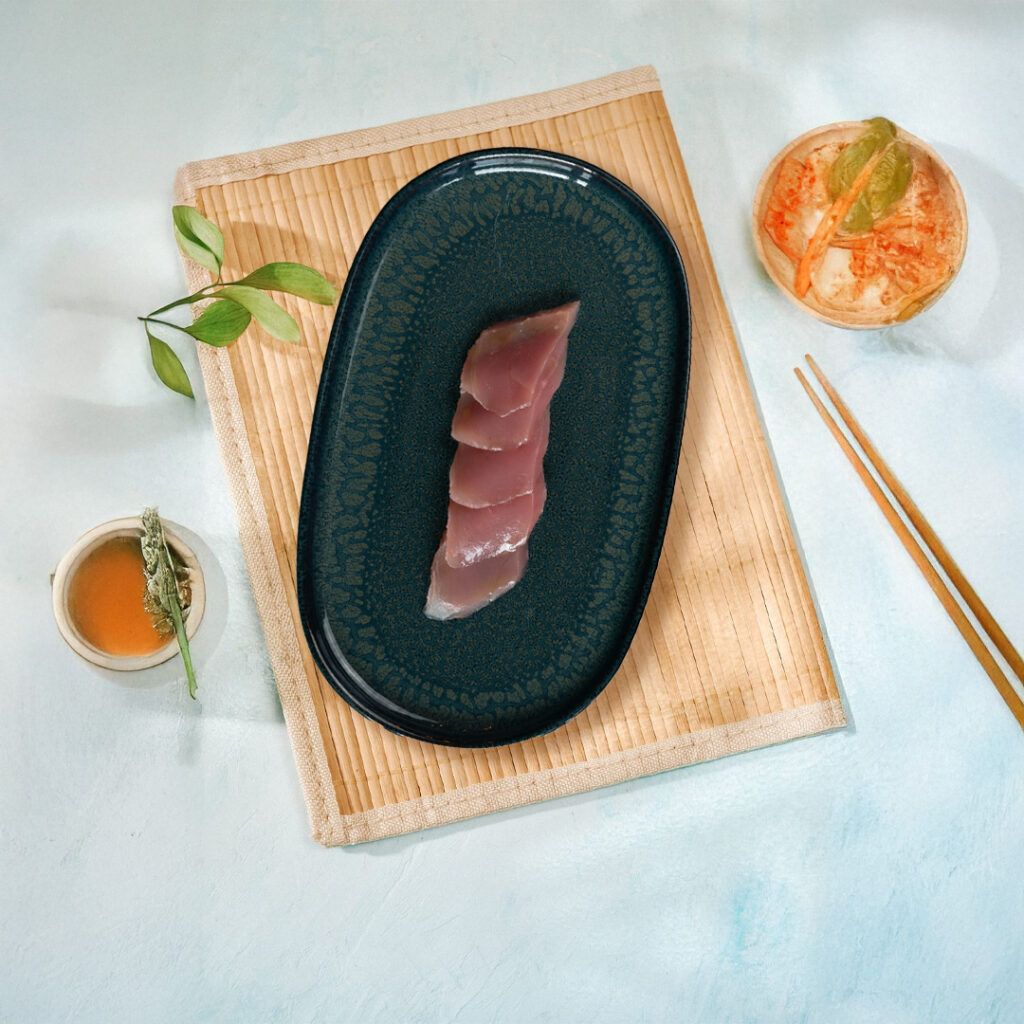Tranches de sashimi de thon frais Tastyrice présentées sur assiette noire. - Sushi Paris - Sushi Bordeaux - Sashimis - Tatakis
