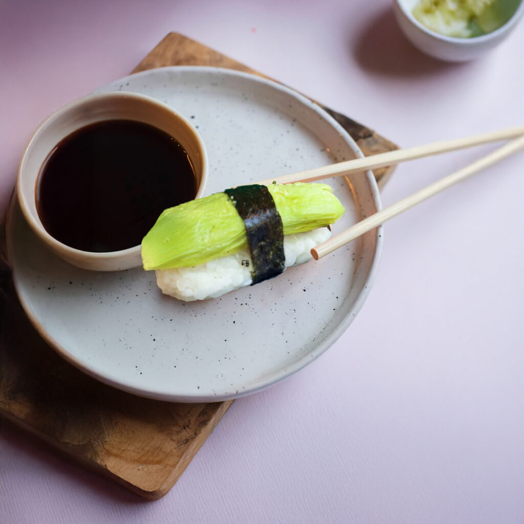 Sushi végétarien Tastyrice à l’avocat et fromage frais, présenté avec sauce soja. - Sushi Paris - Sushi Bordeaux