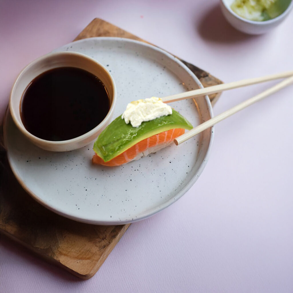 Sushi Tastyrice au saumon, avocat et fromage frais, servi avec sauce soja. - Sushi Paris - Sushi Bordeaux