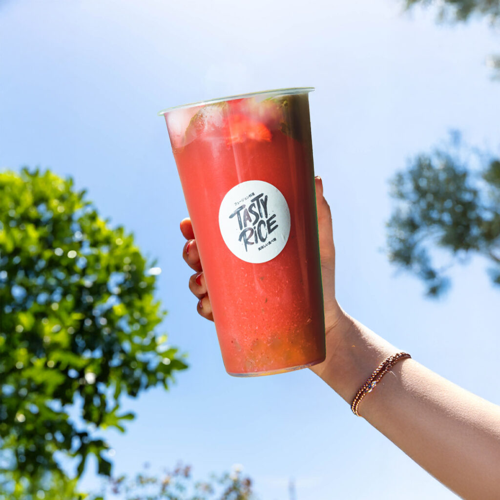 Thé glacé saveur fraise avec glaçons et fruits frais, boisson rafraîchissante Tastyrice. - Jus frais Paris - Jus frais Bordeaux