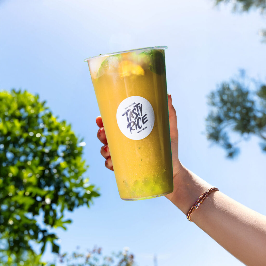 Thé glacé saveur mangue avec glaçons et morceaux de fruits, boisson rafraîchissante Tastyrice. - Jus frais Paris - Jus frais Bordeaux